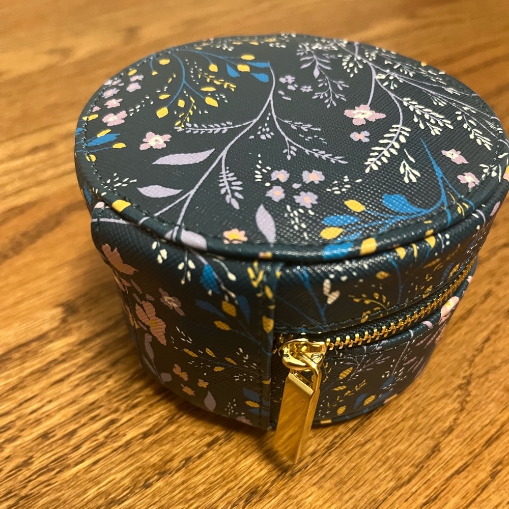 LOFT Jewelry box - travel